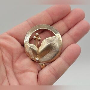 Vintage Circle Leaf Pin Brooch Gold Tone Circle 1.5" Not Marked